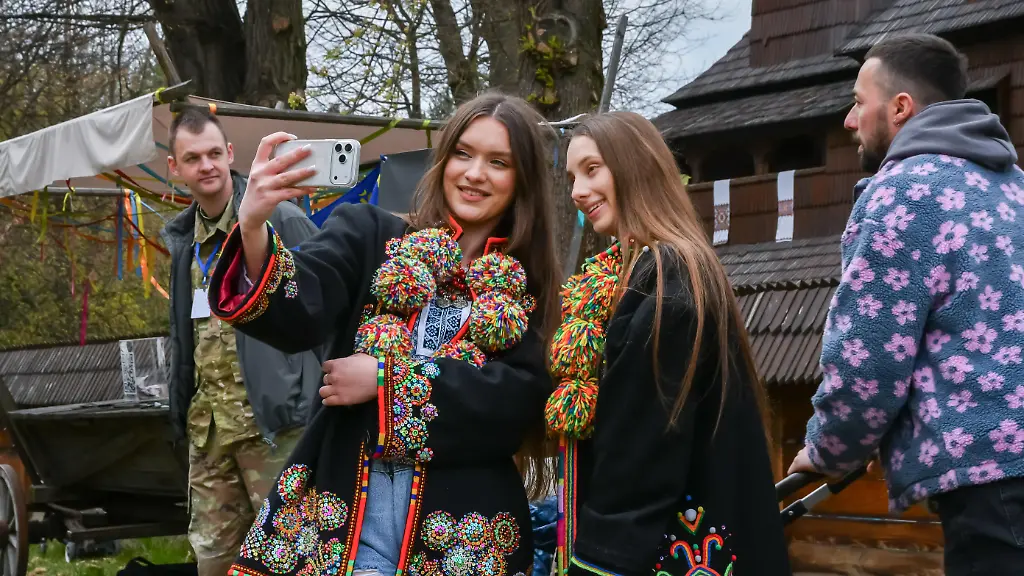 LVIV-UKRAINE-APRIL-12-People-in-traditional-Ukrainian-clothes-celebrate-Easter-perform-folk-dances-play-traditional-team-games-and-revive-national-traditions-at-the-Museum-of-Folk-Architecture-and-Life-despite-the-ongoing-war-in-Lviv-Ukraine-on-April-12-2026-Every-year-during-major-religious-holidays-the-Museum-of-Folk-Architecture-and-Life-in-Lviv-becomes-a-place-of-celebration-for-youth-families-and-everyone-who-wants-to-immerse-themselves-in-Ukrainian-traditions