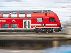 Baden-Württemberg: Jugendliche legen Steine auf Gleise – Zug fährt darüber