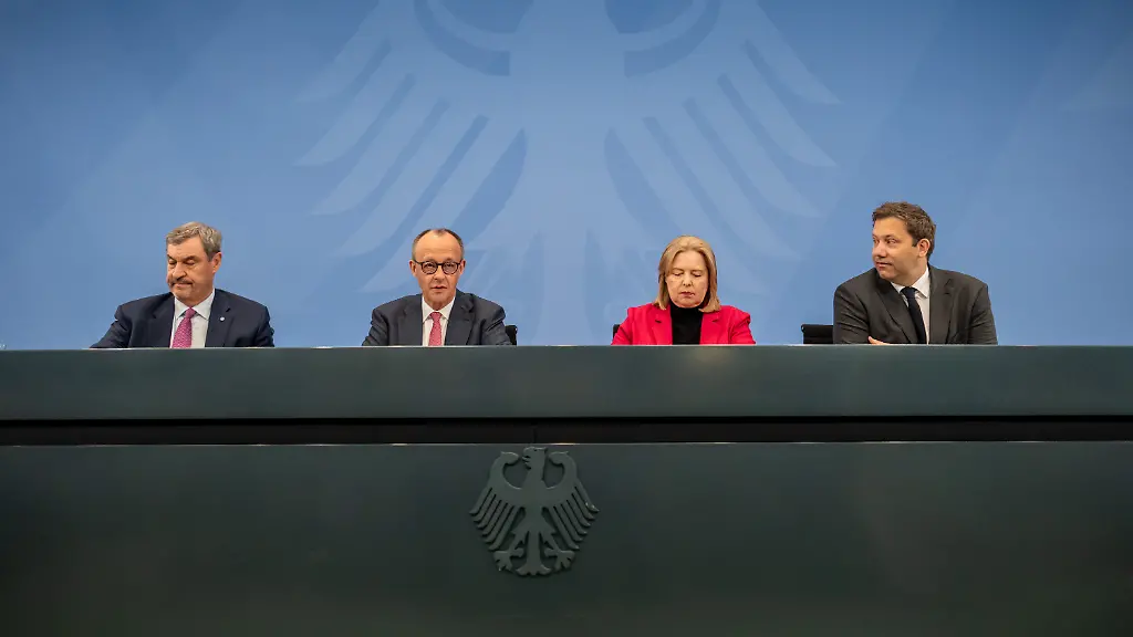 Bundeskanzler-Friedrich-Merz-M-l-CDU-nimmt-neben-Markus-Soeder-l-CSU-Ministerpraesident-von-Bayern-und-CSU-Vorsitzender-und-Baerbel-Bas-M-r-SPD-Bundesarbeitsministerin-und-Co-Bundesvorsitzende-der-SPD-sowie-Lars-Klingbeil-r-SPD-Bundesfinanzminister-und-Co-Bundesvorsitzender-der-SPD-an-der-Pressekonferenz-nach-dem-Koalitonsausschuss-teil