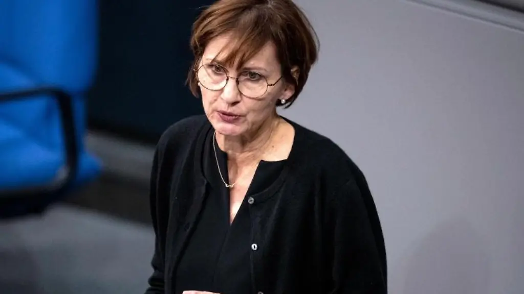 Bettina-Stark-Watzinger-FDP-Mitglied-des-Deutschen-Bundestages-spricht