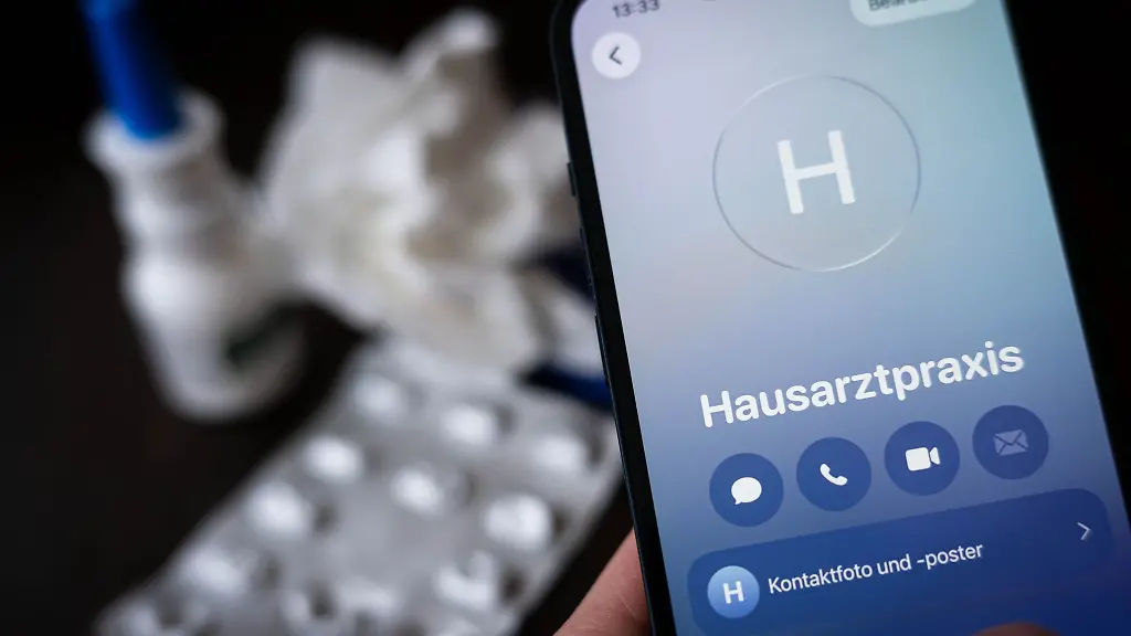 Der-Hausarzt-schreibt-einen-krank-Bei-Arbeitsunfaehigkeit-zahlt-der-Arbeitgeber-dann-das-volle-Gehalt-fuer-einen-Zeitraum-von-bis-zu-sechs-Wochen-weiter