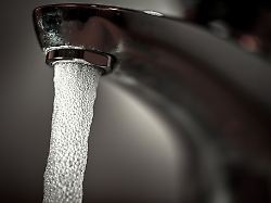 Nordrhein-Westfalen: Rohrbruch vermutet - Tausende Menschen ohne Wasser