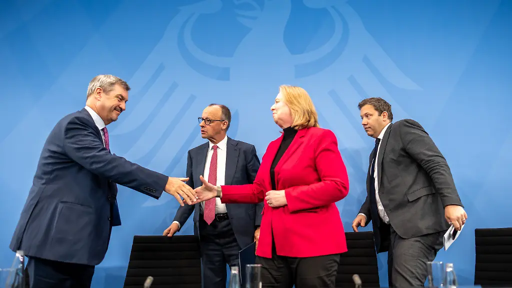 Markus-Soeder-CSUl-r-Ministerpraesident-von-Bayern-und-CSU-Vorsitzender-reicht-Baerbel-Bas-SPD-Bundesarbeitsministerin-und-Co-Bundesvorsitzende-der-SPD-vor-Bundeskanzler-Friedrich-Merz-CDU-M-und-neben-Lars-Klingbeil-SPD-r-Bundesfinanzminister-und-Co-Bundesvorsitzender-der-SPD-nach-der-Pressekonferenz-nach-dem-Koalitonsausschuss-die-Hand