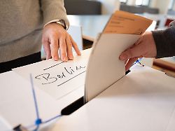 Berlin & Brandenburg: Vor Abgeordnetenhauswahl: Noch Tausende Wahlhelfer gesucht