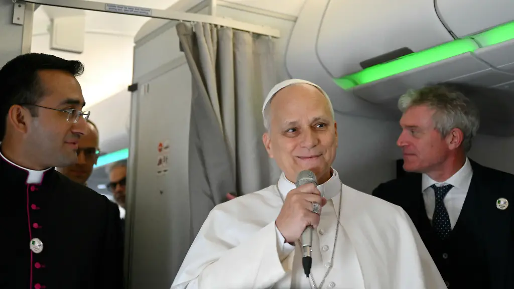 Papst-Leo-XIV-spricht-zu-Journalisten-an-Bord-seines-Fluges-zum-Houari-Boumediene-International-Airport-in-Algier-zu-Beginn-einer-11-taegigen-apostolischen-Reise-nach-Afrika