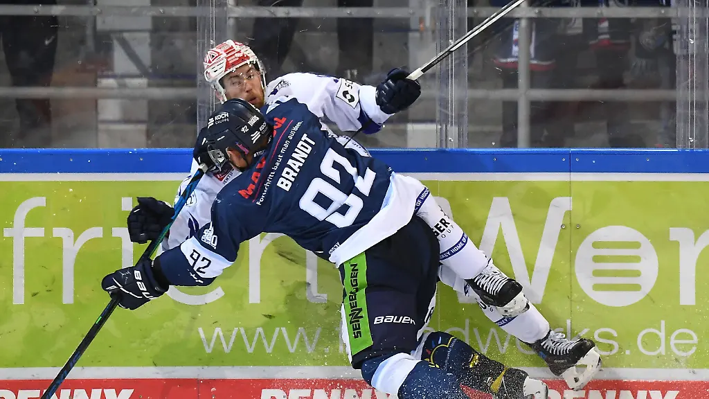Sport-Bilder-des-Tages-Marcel-Brandt-Nr-92-Straubing-Tigers-und-Tylor-Spink-Nr-90-Schwenninger-Wild-Wings-Eishockey-Herren-DEL-Saison-2021-2022-17-10-2021-Straubing-Marcel-Brandt-No-92-Straubing-Tigers-and-Tylor-Spink-No-90-Schwenninger-Wild-Wings-ice-hockey-men-DEL-2021-2022-season-17-10-2021-Straubing