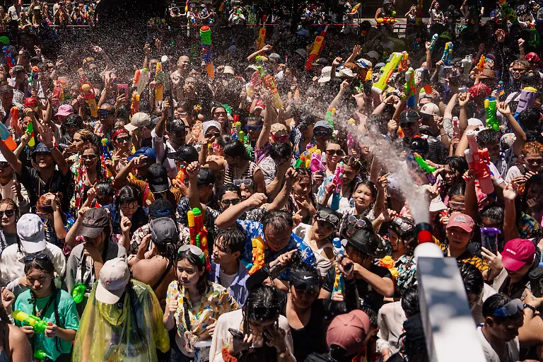 Menschen-nehmen-am-Songkran-Wasserfest-zur-Feier-des-thailaendischen-Neujahrs-in-Bangkok-Thailand-teil