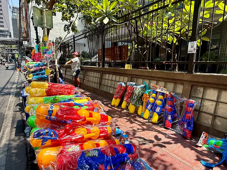 Wasserpistolen-werden-auf-der-Silom-Road-zum-VErkauf-angeboten-Zum-Beginn-des-thailaendischen-Neujahrsfestes-Songkran-finden-vielerorts-Wasserschlachten-statt-Songkran-wird-traditionell-zwischen-dem-13-und-15-April-gefeiert