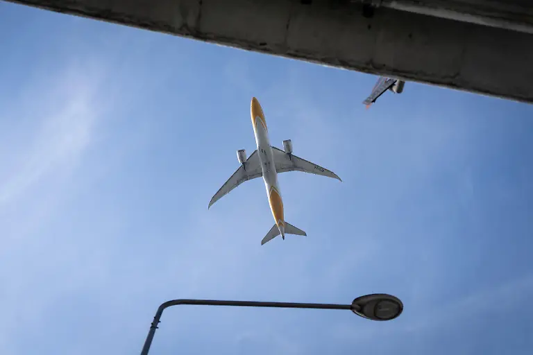 BANGKOK-THAILAND-JANUARY-29-A-NokAir-plane-crosses-over-a-highway-after-taking-off-from-Suvarnabhumi-Airport-in-Bangkok-Thailand-on-January-29-2026-Thailand-has-tightened-health-screening-at-three-major-international-airports-across-the-country-after-5-cases-of-Nipah-virus-a-disease-with-a-mortality-rate-of-up-to-75-were-confirmed-in-India-At-least-1-700-tourists-have-undergone-screening