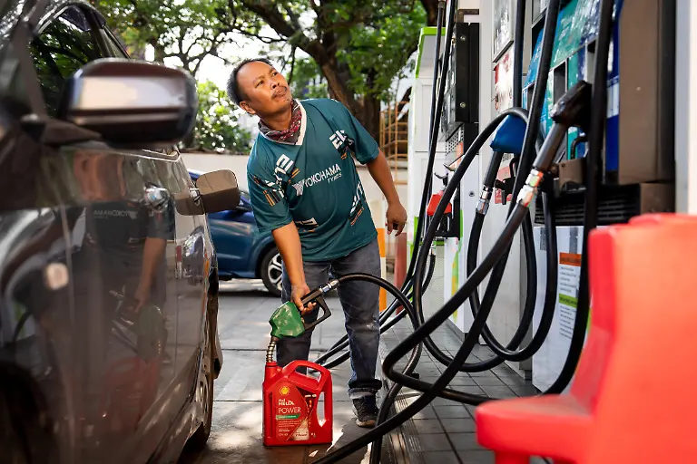 BANGKOK-THAILAND-MARCH-26-A-man-refills-a-small-container-of-gas-at-a-Bangchak-Corporation-Public-Company-Limited-station-in-Bangkok-Thailand-on-March-26-2026-Petroleum-prices-increased-by-6-THB-per-liter-overnight-over-20-leading-to-panic-buying-amid-concerns-about-a-diminishing-petrol-supply-nationwide-amid-the-US-Israel-war-on-Iran