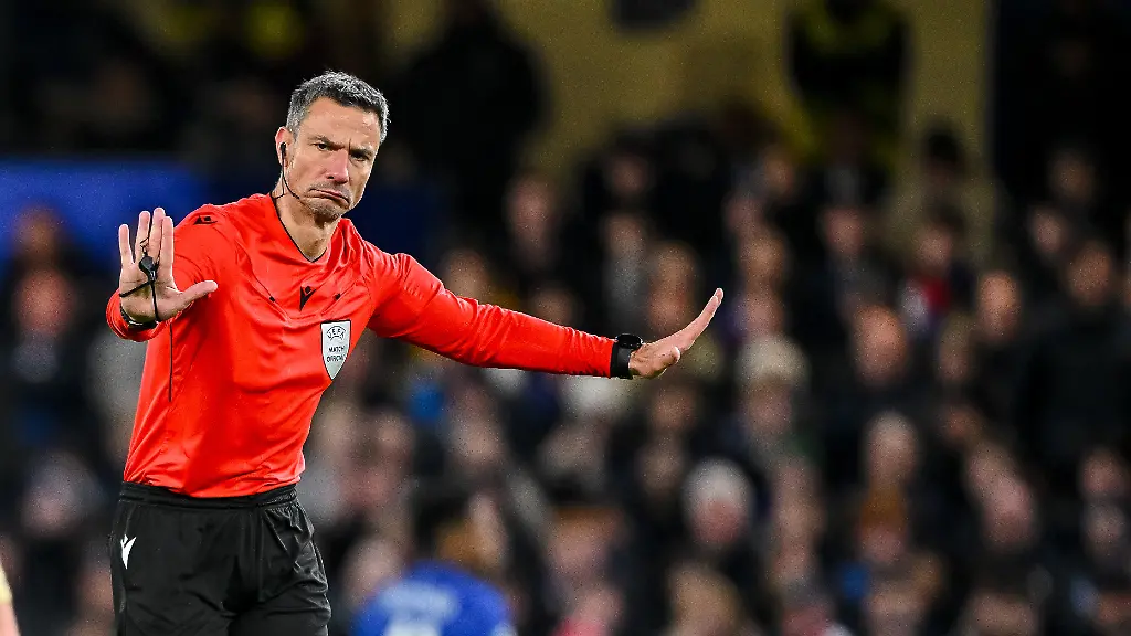 Schiedsrichter-Slavko-Vincic-gestures-during-the-UEFA-Champions-League-2025-26-League-Phase-MD5-match-between-Chelsea-FC-and-FC-Barcelona-at-Stamford-Bridge-on-November-25-2025-in-London-United-Kingdom