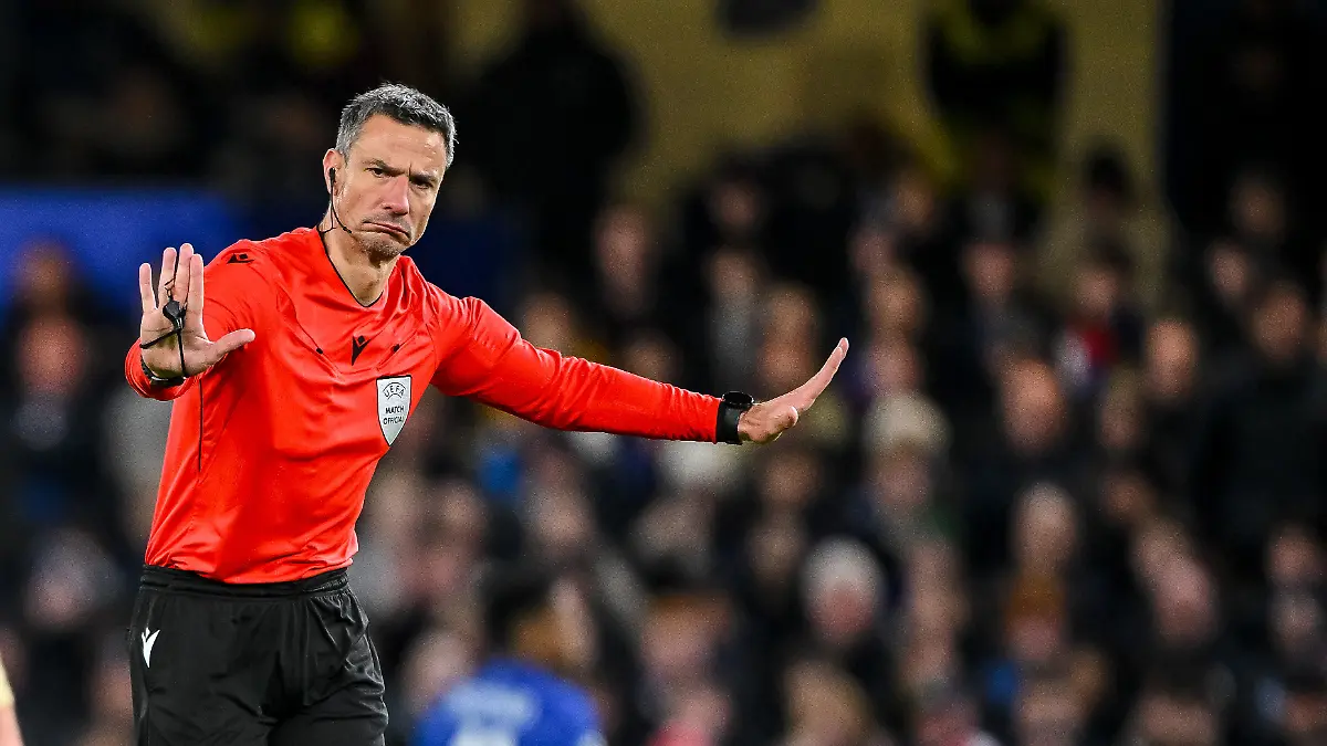 Schiedsrichter-Slavko-Vincic-gestures-during-the-UEFA-Champions-League-2025-26-League-Phase-MD5-match-between-Chelsea-FC-and-FC-Barcelona-at-Stamford-Bridge-on-November-25-2025-in-London-United-Kingdom