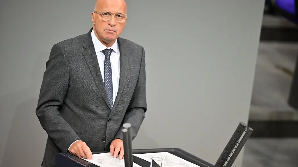 ARCHIV-05-12-2025-Berlin-Ruediger-Lucassen-AfD-spricht-in-der-Sitzung-des-Bundestags-zur-Modernisierung-des-Wehrdienstes