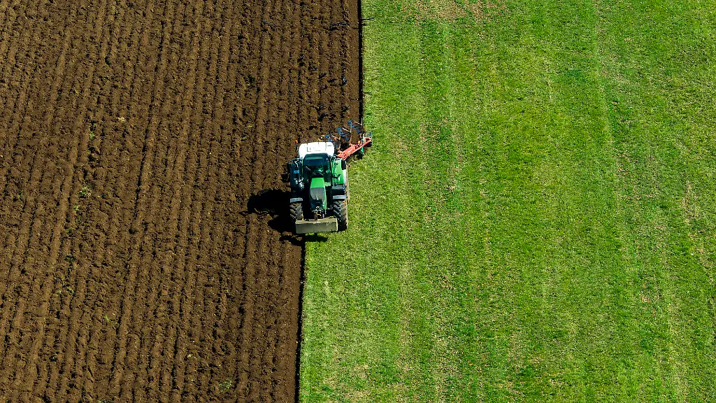 08-04-2026-Landwirtschaft-Bad-Woerishofen-im-Allgaeu-Landwirt-pfluegt-jetzt-im-Fruehling-sein-Feld-aus-Wiese-wird-Acker