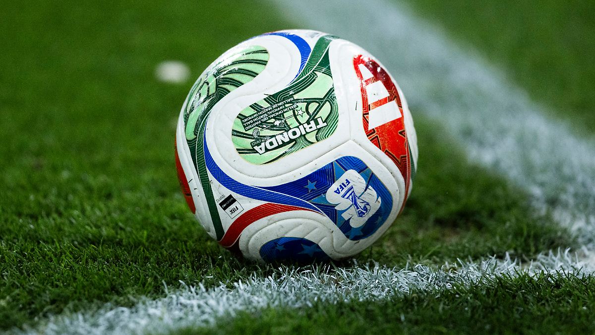 Mit "Pistolen und Sturmgewehren": "Maskierten Männer" überfallen Teambus - Fußballer in Ghana stirbt