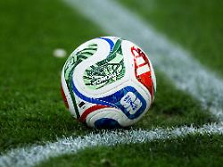 Mit "Pistolen und Sturmgewehren": "Maskierte Männer" überfallen Teambus - Fußballer in Ghana stirbt