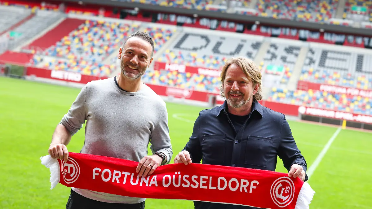 Fussball-2-Bundesliga-Vorstellung-neuer-Trainer-Fortuna-Duesseldorf-Merkur-Spiel-Arena-Alexander-Ende-l-r-neuer-Trainer-des-Zweitligisten-Fortuna-Duesseldorf-steht-nach-seiner-Vorstellung-mit-Sportvorstand-Sven-Mislintat-im-Stadion