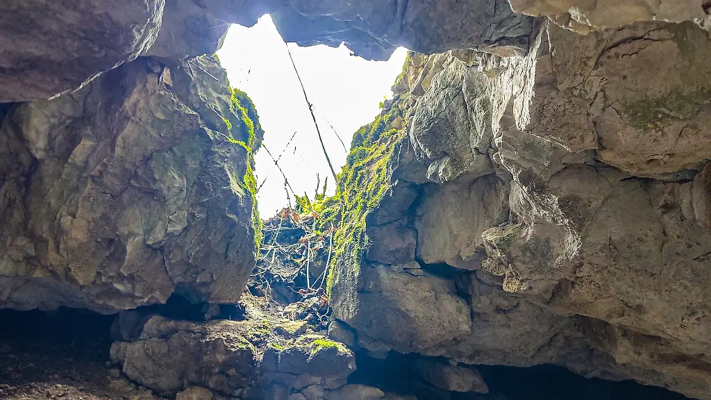 Das-Maedchen-stuerzte-durch-ein-Loch-in-die-Hoehle-und-fiel-laut-Polizei-etwa-drei-Meter-in-die-Tiefe