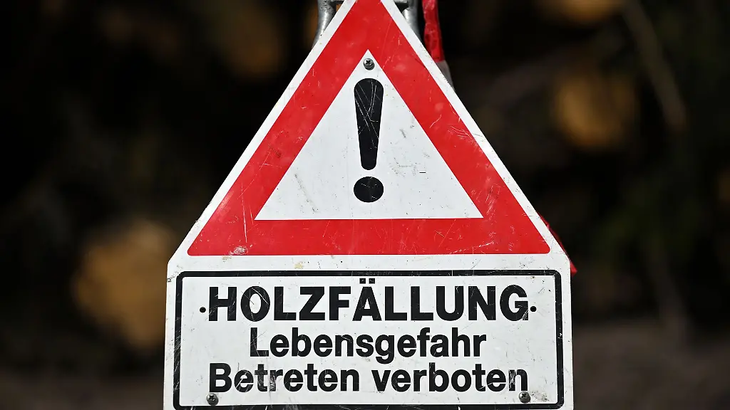 In-der-Land-und-Forstwirtschaft-sowie-auf-Baustellen-liegen-ueber-einen-laengeren-Zeitraum-betrachtet-die-Schwerpunkte-fuer-toedliche-Arbeitsunfaelle