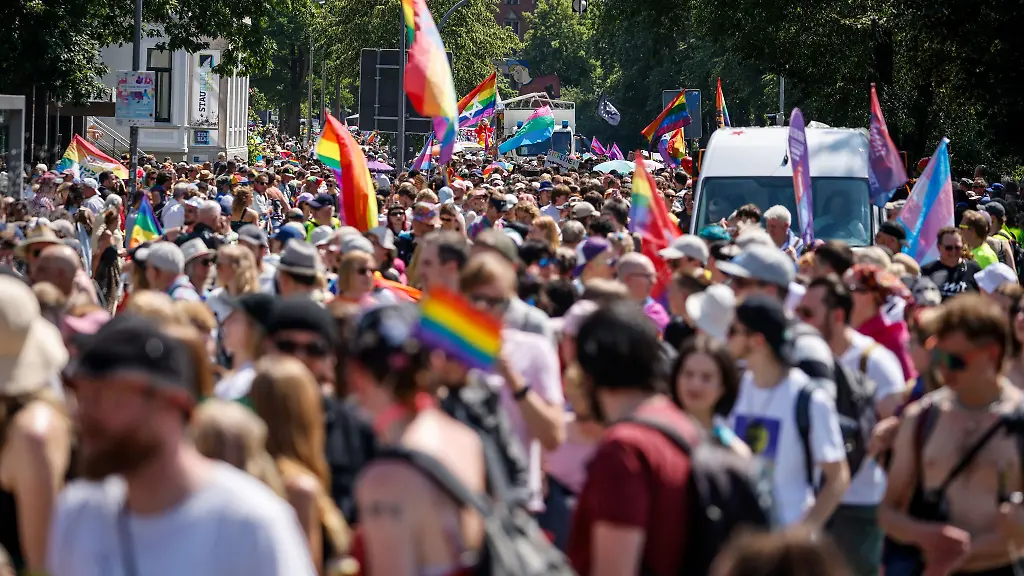 Viele-Teilnehmer-liefen-im-vergangenen-Jahr-beim-Umzug-zum-Christopher-Street-Day-in-Oldenburg-Queere-Menschen-werden-immer-wieder-verbal-oder-sogar-koerperlich-angegriffen