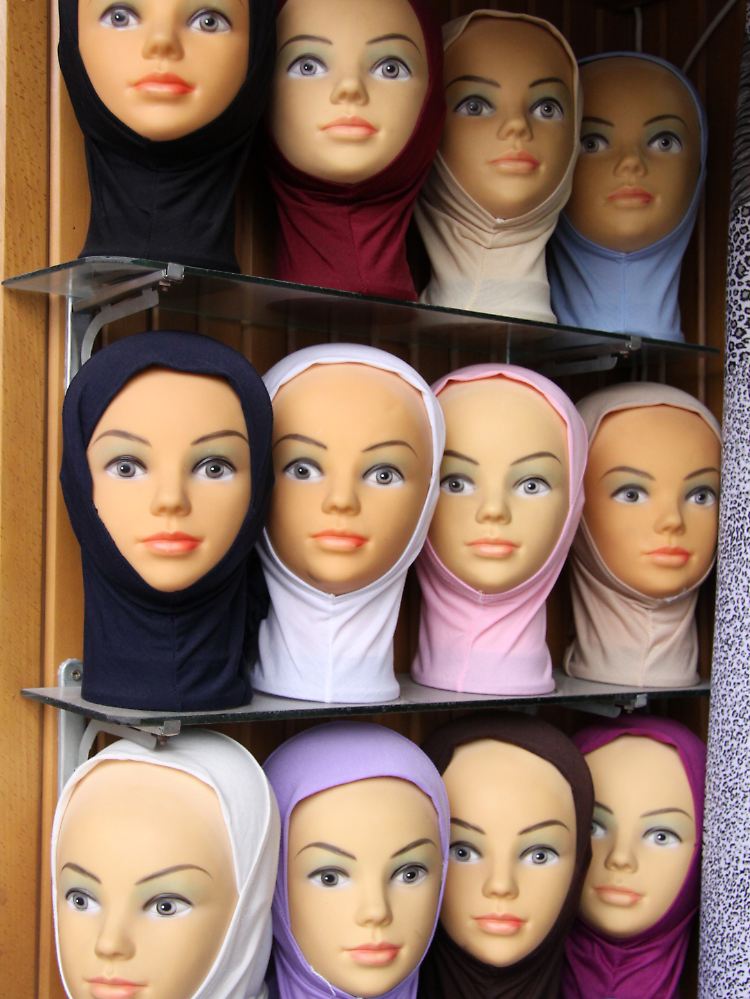 Auch Kopfbedeckungen für Frauen gehören zum Angebot auf dem Basar.