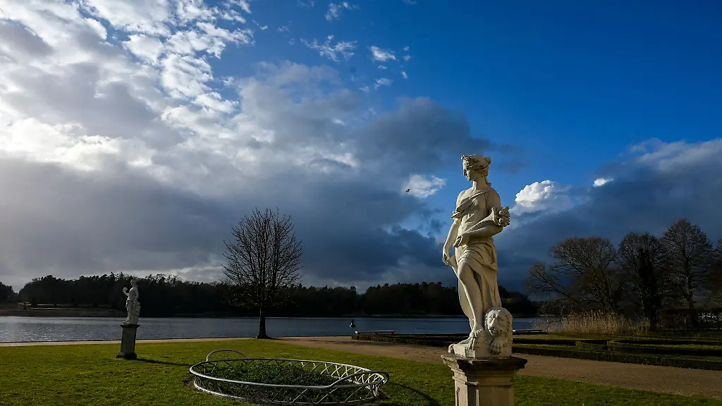 Regenwolken-weichen-einem-klaren-Himmel-und-Sonnenschein