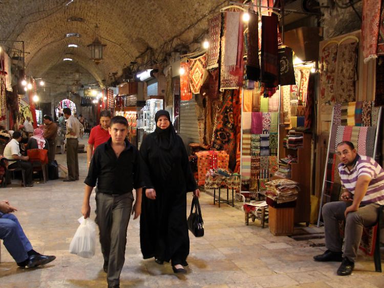 Wasserpfeifen, Kunsthandwerk, Stoffe und Gewürze: im riesigen Basar von Aleppo gibt es fast alles zu kaufen.
