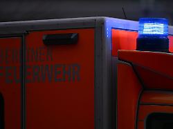 Berlin & Brandenburg: Müllcontainer brennen in Hochhaus - Zwei Schwerverletzte