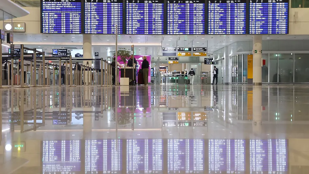 Nicht-viel-los-in-der-Abflughalle-des-Terminal-2