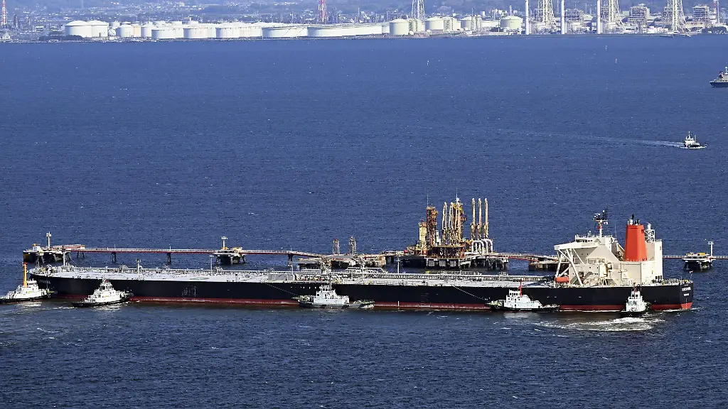 Das-von-einem-Kyodo-News-Hubschrauber-aufgenommene-Foto-zeigt-einen-Rohoeltanker-aus-dem-Nahen-Osten-der-in-die-Bucht-von-Tokio-einlaeuft-nachdem-er-am-26-Februar-die-Strasse-von-Hormus-passiert-hatte-zwei-Tage-bevor-die-USA-und-Israel-mit-Angriffen-auf-den-Iran-begannen-Seitdem-hat-kein-Tanker-mit-Ziel-Japan-die-Meerenge-passiert