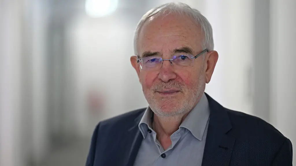 Hessens-oberster-Landesdatenschuetzer-Alexander-Rossnagel-nennt-auch-Kuenstliche-Intelligenz-im-Zusammenhang-mit-dem-Anstieg-der-Zahl-der-Datenschutzbeschwerden