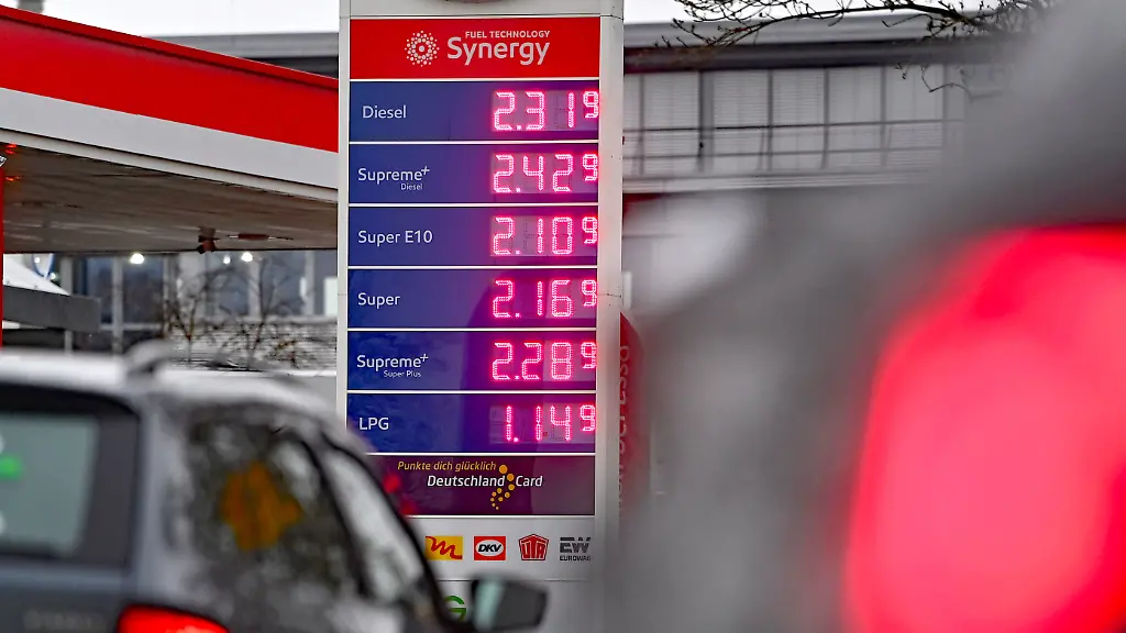 Spritpreise-in-Bayern-am-10-04-2026-nach-Waffenstillstand-im-Iran-Krieg-Nur-langsam-sinkende-Spritpreise-Treibstoffkosten-bleiben-hoch-Explodierende-Spritpreise-wegen-Iran-Krieg-dauern-an