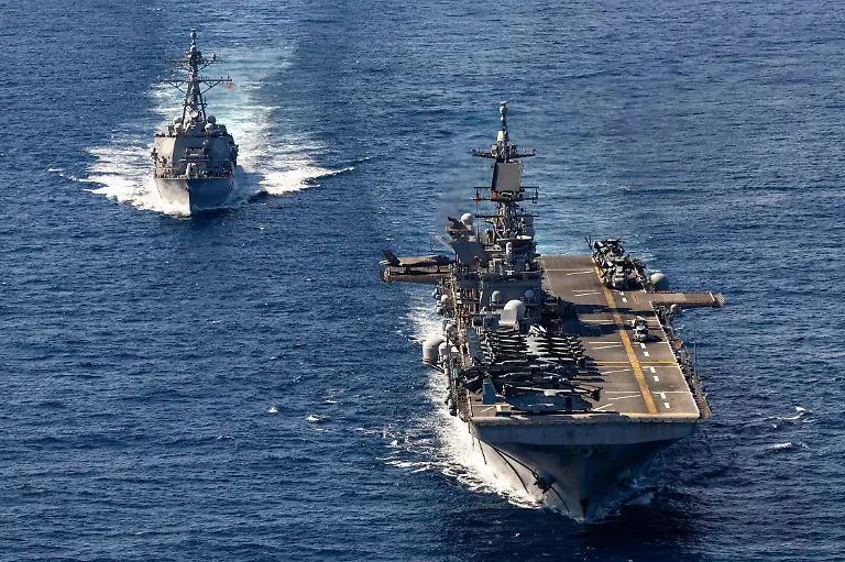 HANDOUT-09-02-2026-In-diesem-Handout-des-U-S-Central-Command-naehert-sich-der-Lenkwaffenzerstoerer-USS-Rafael-Peralta-DDG-115-der-U-S-Navy-der-Arleigh-Burke-Klasse-links-dem-amphibischen-Angriffsschiff-USS-Tripoli-LHA-7-der-America-Klasse-vor-dem-Nachschub-auf-See-in-der-Philippinischen-See-10-Februar-2026-Rafael-Peralta-ist-dem-Zerstoerergeschwader-DESRON-15-zugeteilt-dem-groessten-DESRON-der-Marine-und-der-wichtigsten-Ueberwassereinheit-der-7-U-S