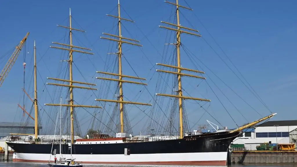 Der-Rahsegler-Peking-liegt-am-Pier-der-Peters-Werft