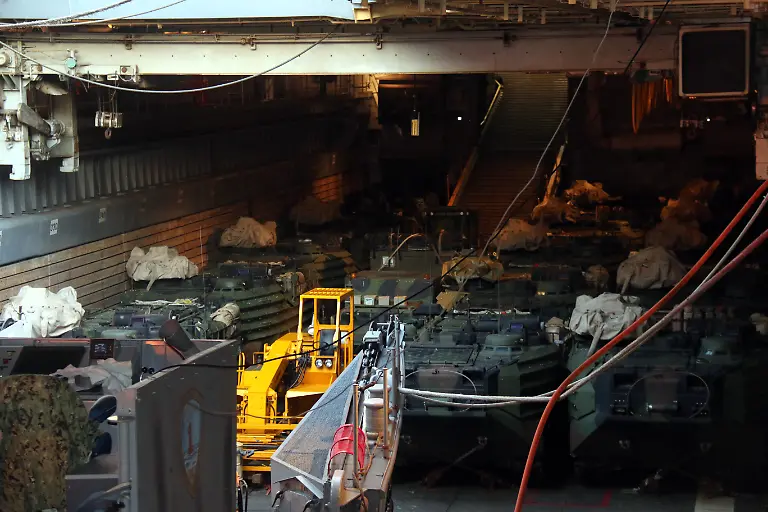 The-situation-in-the-warship-destroyer-USS-Rushmore-of-the-United-States-was-anchored-in-the-Bay-of-Manado-Warship-carrying-700-crew-who-is-also-the-American-naval-troops-it-will-be-anchored-in-Manado-for-4-days-to-conduct-social-activities