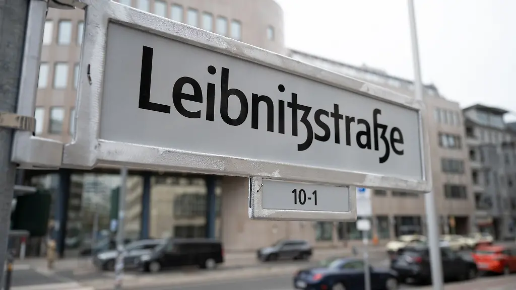 Bei-einem-Berliner-Strassenschild-kam-es-zu-einer-Panne-Philosoph-Leibniz-mit-falschem-t