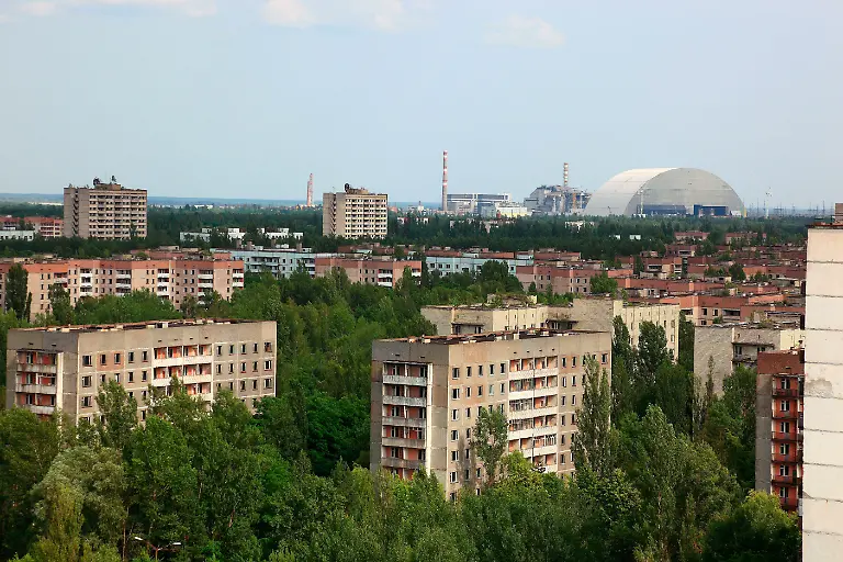 Ukraine-Sperrzone-Blick-auf-die-verlassene-Stadt-Pripjat-in-der-unbewohnbaren-30-Kilometer-Zone-um-das-Kraftwerk-von-Tschernobyl-und-der-Arbeitersi