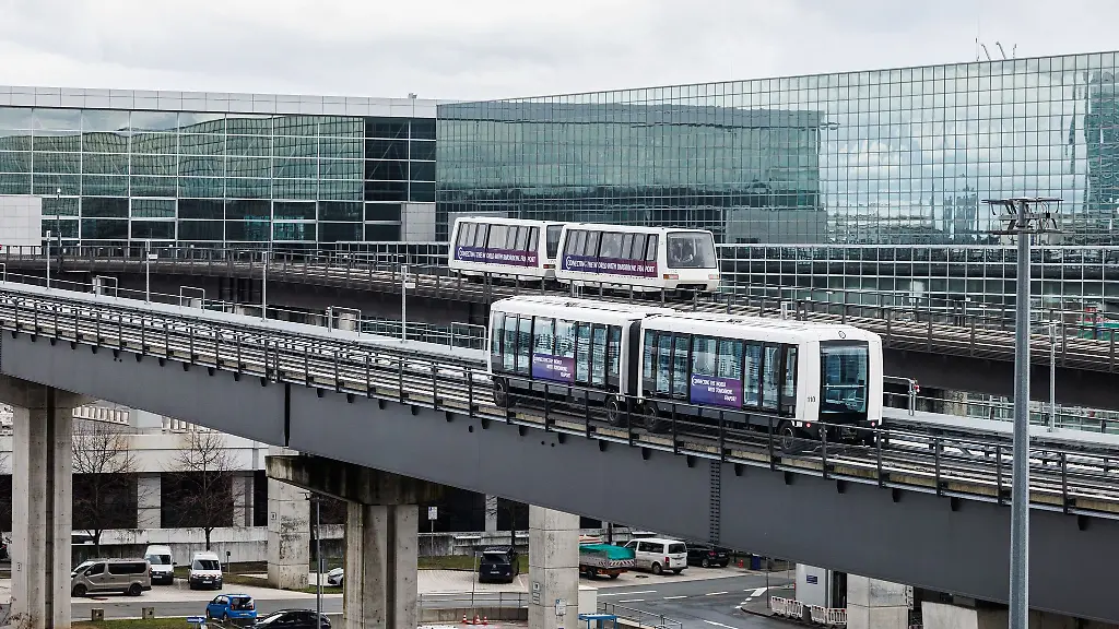 Die-neue-Sky-Line-Bahn-verbindet-Terminal-3-mit-Terminal-1