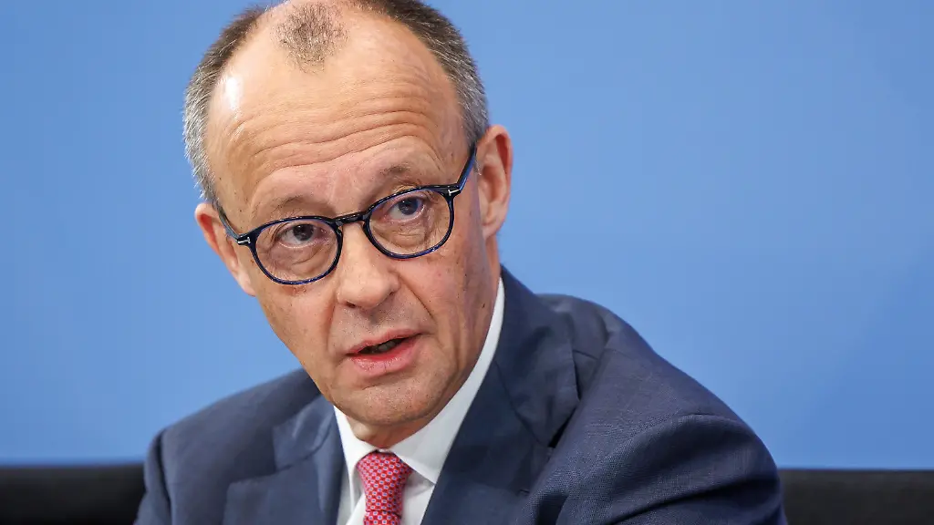 Pressestatement-zu-den-Ergebnissen-des-Koalitionsausschusses-mit-dem-Parteivorsitzenden-der-CSU-Dr-Markus-Sv-der-MdL-Bundeskanzler-Friedrich-Merz-CDU-Bundesministerin-fvor-Arbeit-und-Soziales-und-Parteivorsitzenden-der-SPD-Bv-rbel-Bas-und-Lars-Klingbeil-SPD-Bundesfinanzminister-am-13-04-2026-im-Kanzleramt-in-Berlin-Bundeskanzler-Friedrich-Merz-CDU-spricht-zu-den-Anwesenden