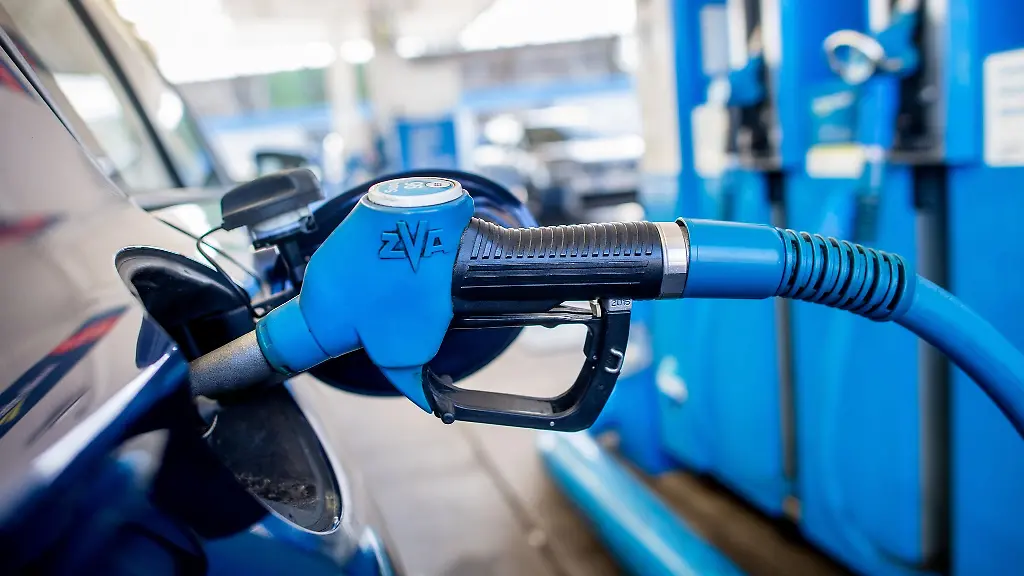 Eine-Frau-fuhr-von-der-Tankstelle-ohne-die-Zapfpistole-aus-der-Tankoeffnung-zu-nehmen