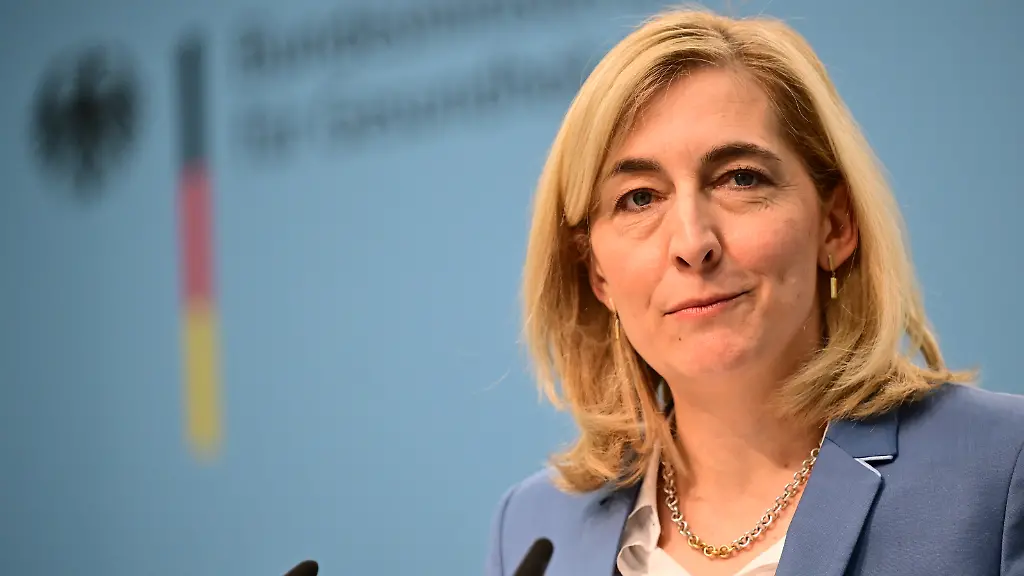 Nina-Warken-CDU-Bundesministerin-fuer-Gesundheit-spricht-waehrend-einer-Pressekonferenz-zur-geplanten-Finanzreform-fuer-die-gesetzliche-Krankenkasse-GKV