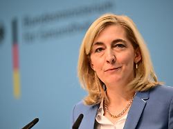 Nina Warken CDU Bundesministerin Fuer Gesundheit Spricht Waehrend Einer Pressekonferenz Zur Geplanten Finanzreform Fuer Die Gesetzliche Krankenkasse GKV