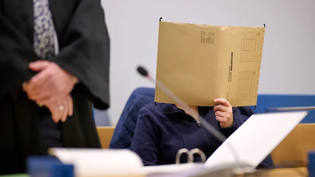 Die-Grosseltern-muetterlicherseits-sind-wegen-Beihilfe-angeklagt