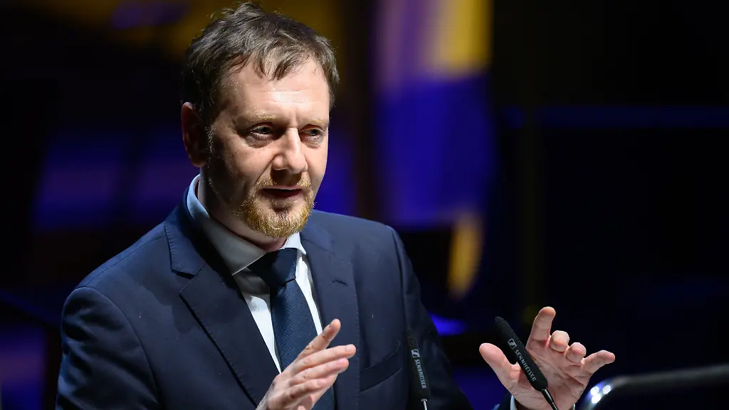 Michael-Kretschmer-CDU-Ministerpraesident-von-Sachsen-spricht-im-Gewandhaus-in-Leipzig-Mit-der-Verleihung-des-Buchpreises-zur-Europaeischen-Verstaendigung-wird-die-Leipziger-Buchmesse-eroeffnet-Bis-zum-Sonntag-praesentieren-Verlage-ihre-Neuheiten-in-diesem-Buecherfruehling