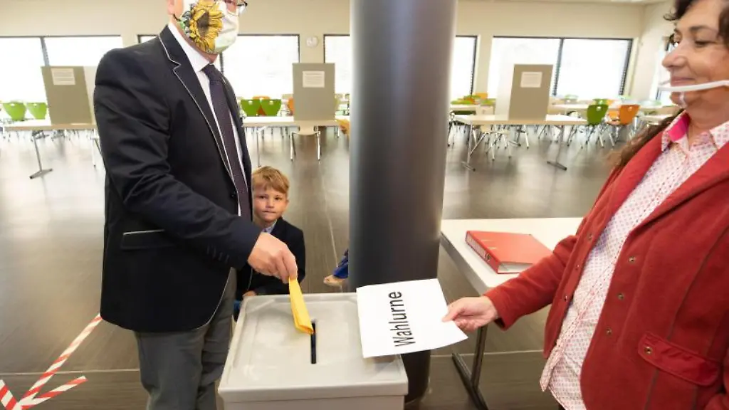 Oberbuergermeisterkandidat-Torsten-Ruban-Zeh-SPD-gibt-seine-Stimme-an-der-Wahlurne-ab