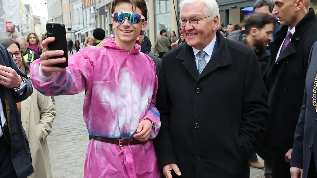 Immer-wieder-musste-das-deutsche-Staatsoberhaupt-fuer-Selfies-anhalten