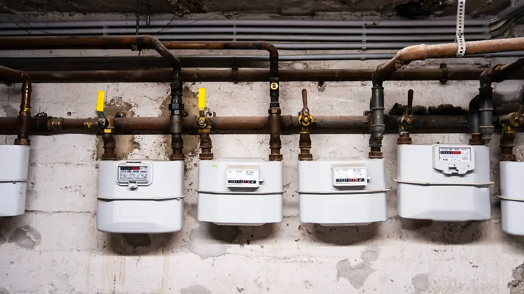 Mehrere-Gaszaehler-und-Rohre-in-einem-Keller-in-Duesseldorf-Deutschland-editorial-use-only-Several-gas-meters-and-pipes-in-a-basement-in-Duesseldorf-Germany-editorial-use-only