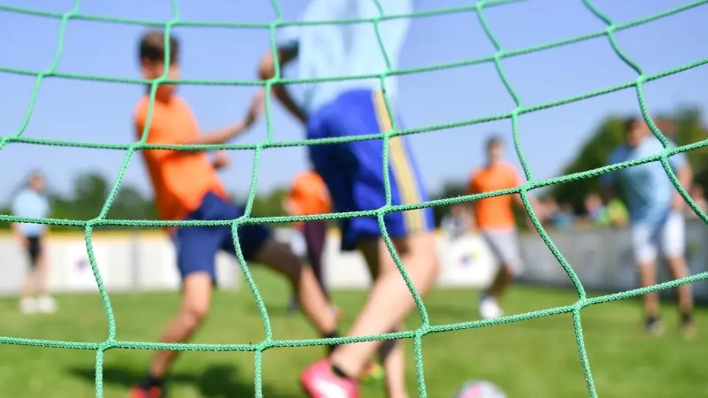 Kinder-spielen-in-einem-Sportverein-Fussball