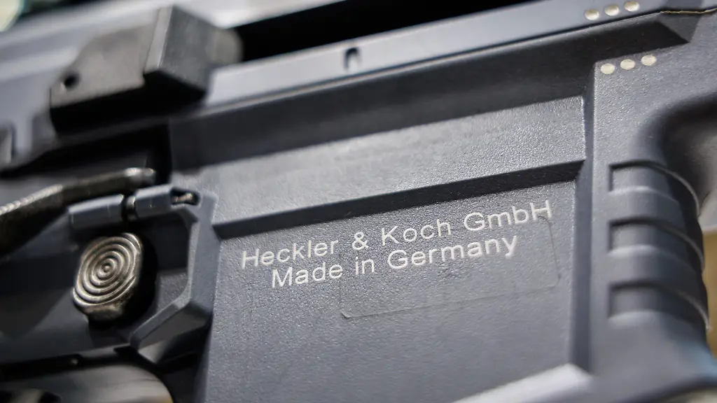 Das-Universalmaschinengewehr-MG5-Kal-7-62-mm-x-51-NATO-von-Heckler-Koch-ist-auf-der-Fachmesse-fuer-Sicherheit-und-Verteidigung-Enforce-Tac-am-Stand-des-Unternehmens-ausgestellt