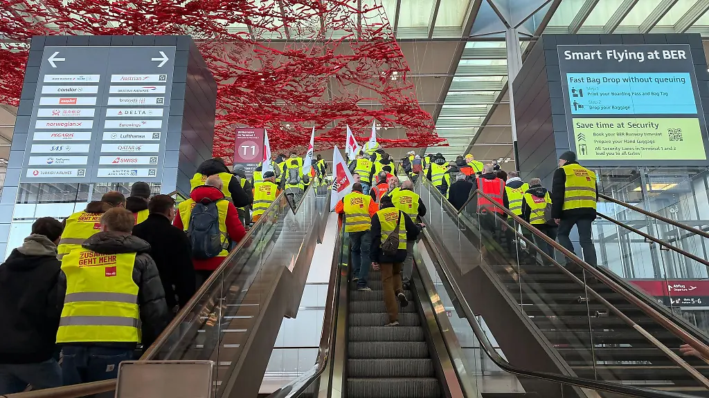 Infolge-eines-Warnstreiks-im-Tarifkonflikt-mit-der-BER-Betreibergesellschaft-kam-der-Flugbetrieb-Mitte-Maerz-fuer-einen-Tag-vollstaendig-zum-Erliegen